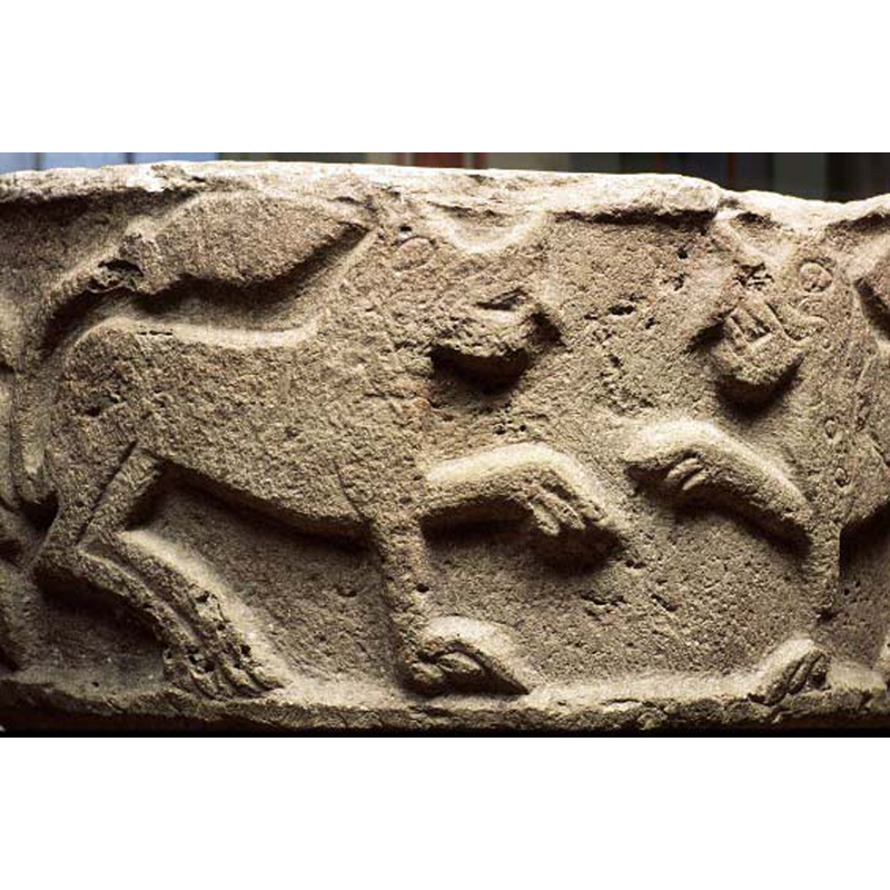 passant; one font paw raised