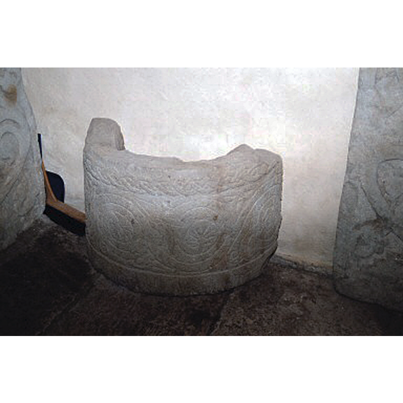 Source caption: "en dopfuntscuppa (funnen i en stenmur) bevarade" -- on its present location, inside the new church