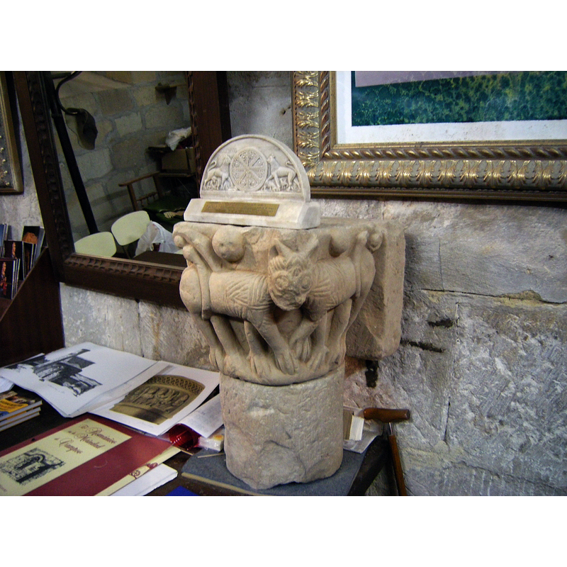Source caption: "Capitel en el interior de la sacristía. " -- no indication given as to its original location, but there are similar carvings with bi-corporate lions on the exterior of the apse