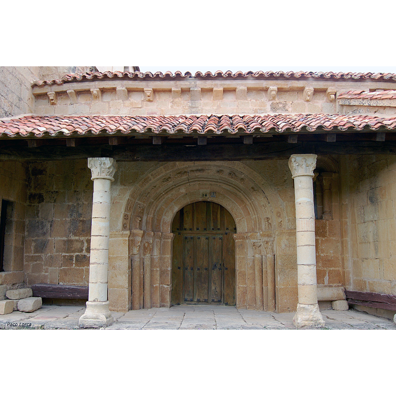 Source caption: "El pórtico está compuesto por columnas y capiteles que pertenecieron a la iglesia arruinada de Fuente Humorera, cerca de San Martín"