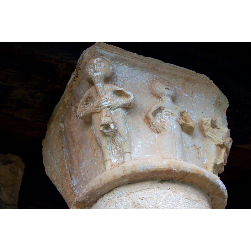 Source caption: "El pórtico está compuesto por columnas y capiteles que pertenecieron a la iglesia arruinada de Fuente Humorera, cerca de San Martín"