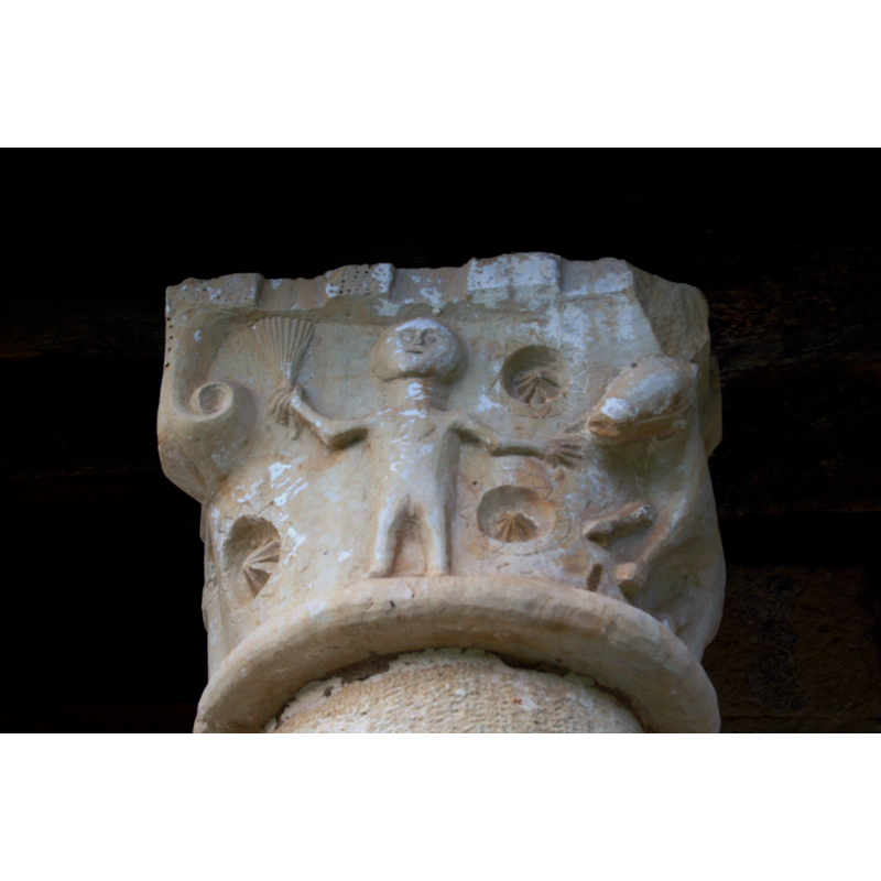Source caption: "El pórtico está compuesto por columnas y capiteles que pertenecieron a la iglesia arruinada de Fuente Humorera, cerca de San Martín"