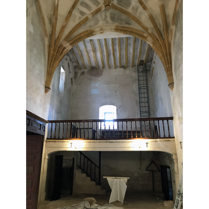 is the font the covered object beneath the gallery?