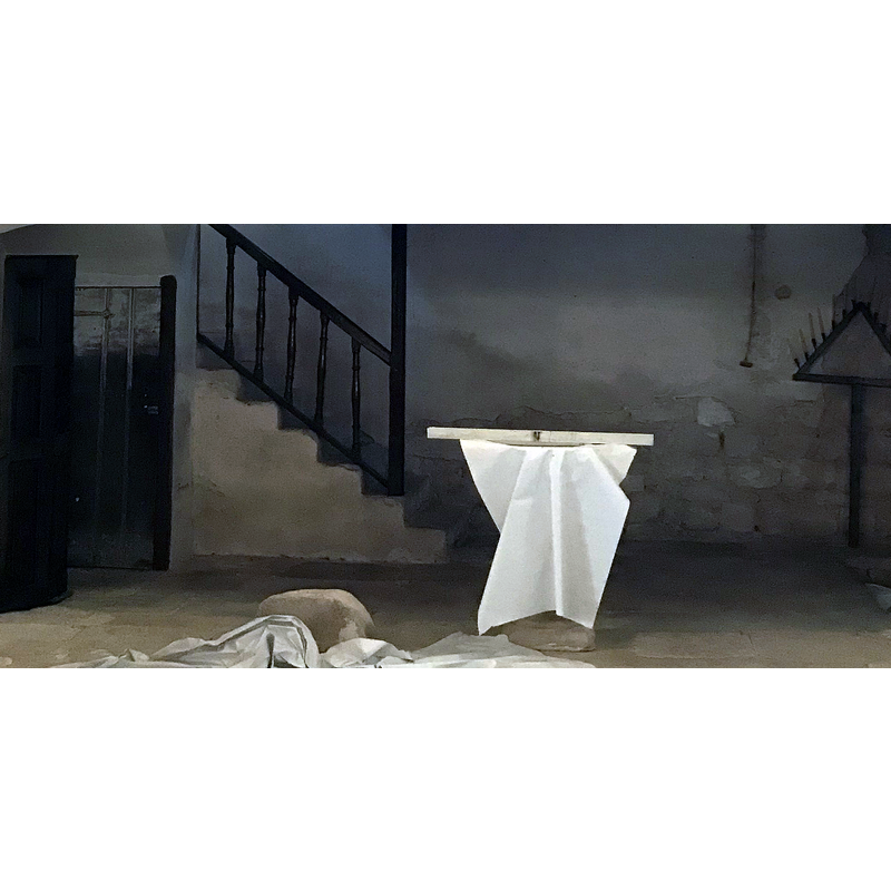 is the font the covered object beneath the gallery?