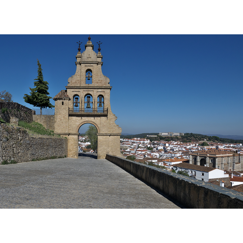 Source caption: "Espadaña de la iglesia" -- in the lower right side of the image the newer extension of Aracena's parish church is partially visible