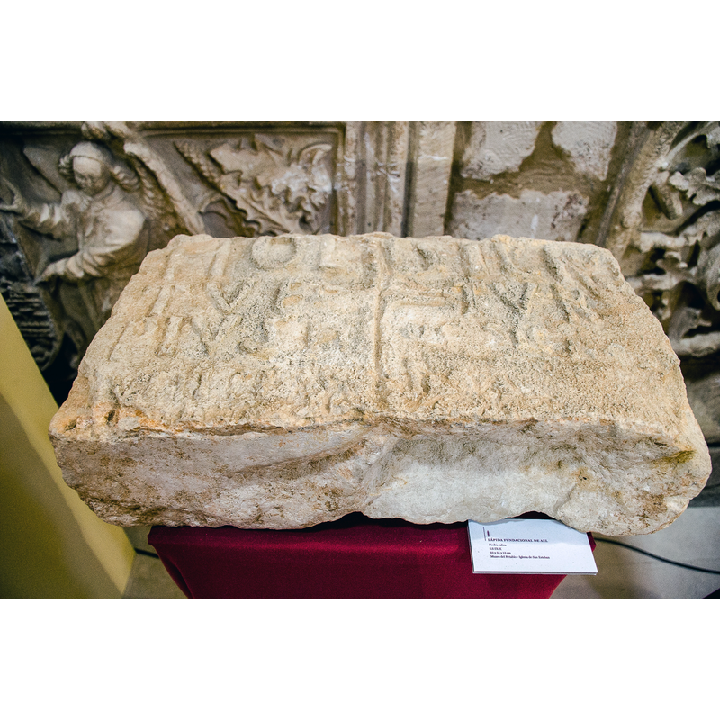 Source caption: "Lápida fundacional del pueblo de Ael (Burgos). Piedra caliza. Siglos IX o X. Dimensiones 33 x 55 x 13 cm. Museo del Retablo (Iglesia de San Esteban de Burgos). Ael es un pequeño pueblo, despoblado, ubicado al norte de la provincia de Burgos. Exposición de arte sacro «Sementera de Esperanza», Melgar de Fernamental, julio de 2020."
