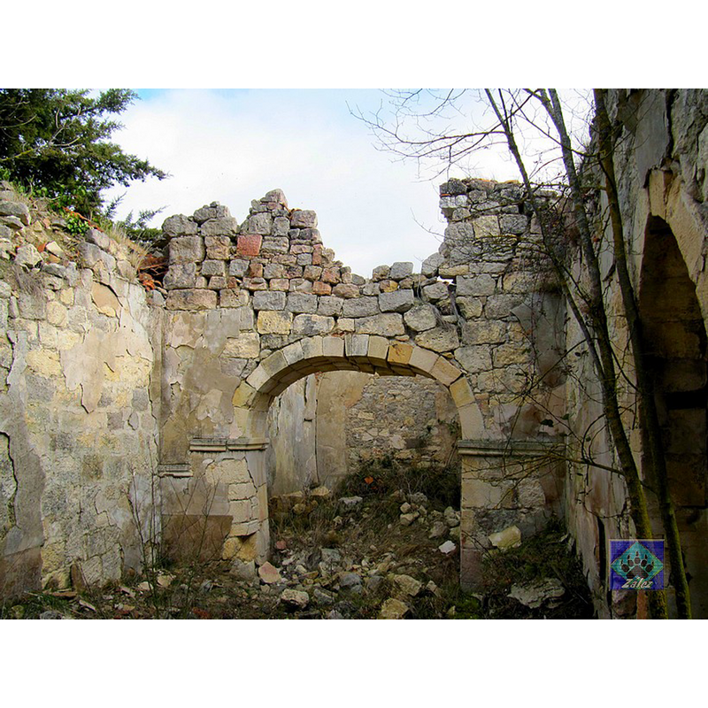 Source caption: "Interior ruinoso a punto de colapsar lo que queda en pie"