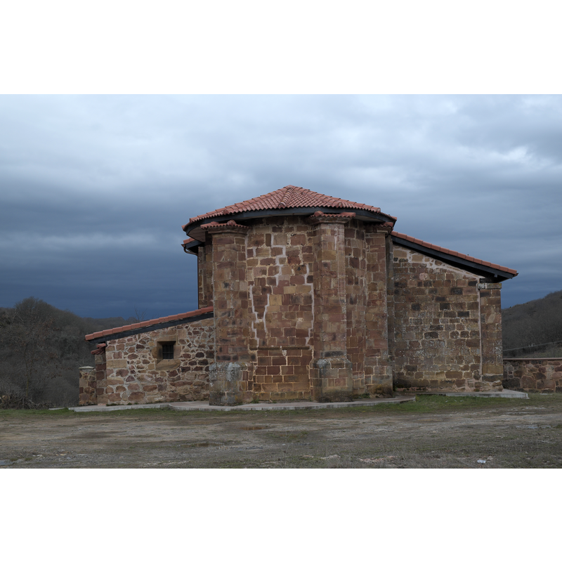 Source caption: "Kirche Nuestra Señora de la Asunción (Mariä Himmelfahrt) in Alarcia, einem Ort in der Gemeinde Rábanos in der Provinz Burgos (Kastilien-León/Spanien)" -- the medieval church after its 2001 restoration