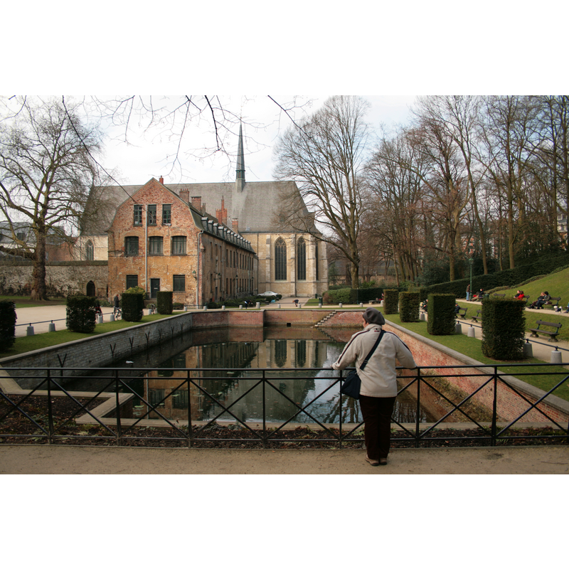Source caption: "Ixelles (Belgique), église abbatiale (XIVe siècle) et jardins de l'ancienne Abbaye de la Cambre."