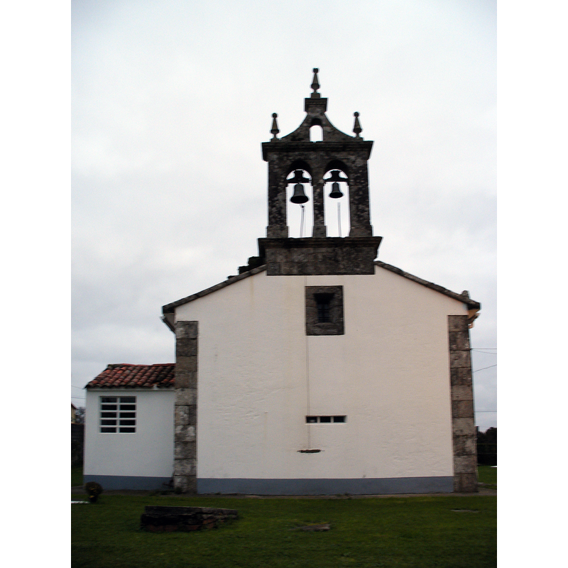 Source caption: "Igrexa parroquial de Arceo no concello coruñés de Boimorto. Obsérvese que a fachada carece de porta, isto débese a que a igrexa foi reformada, poñéndose a entrada no que era a parte posterior."