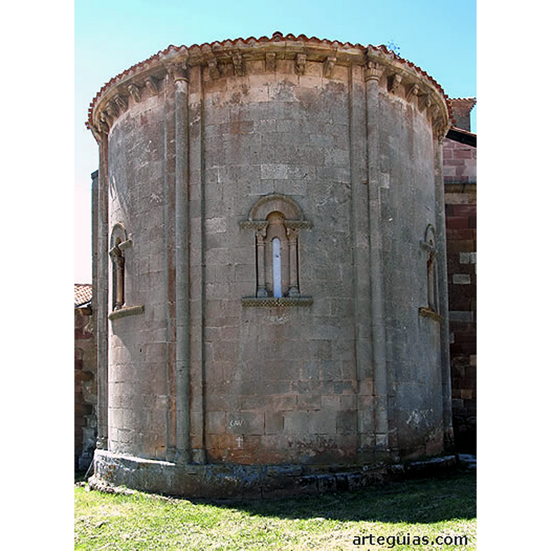 Source caption: "El tambor absidal es verdaderamente monumental, realizado en perfecta sillería regular y ajustada es de planta semicircular -al estilo clásico- y está seccionado en cinco paños por columnas adosadas a pilastras con su respectiva ventana, destacando todo por su altura y esbeltez."