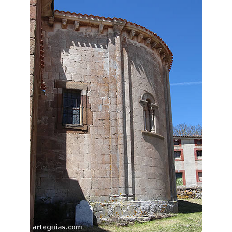 Source caption: "El tambor absidal es verdaderamente monumental, realizado en perfecta sillería regular y ajustada es de planta semicircular -al estilo clásico- y está seccionado en cinco paños por columnas adosadas a pilastras con su respectiva ventana, destacando todo por su altura y esbeltez."