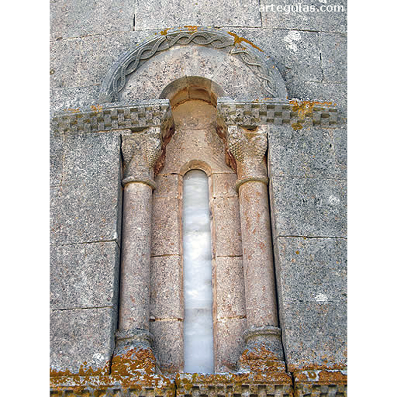 Source caption: "Los citados ventanales tienen una arquivolta apoyada sobre parejas de columnas con capiteles vegetales y geométricos como piñas y volutas."