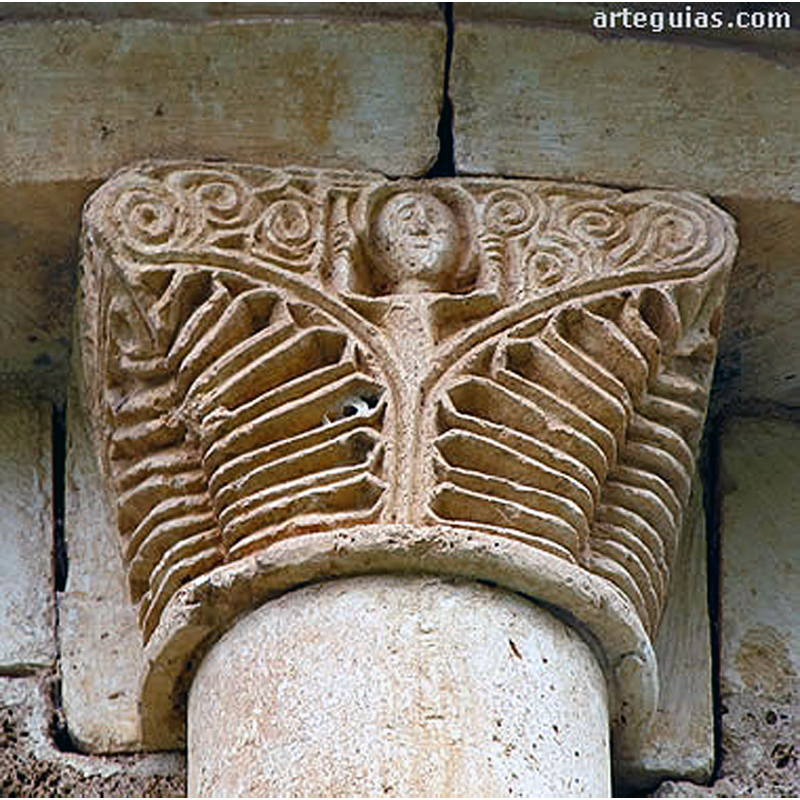 in the Ermita de San Vicente de Pospozuelo, where the font in the present parish church San Pedro de Fuentesoto is believed to have come from -- Source caption: "A pesar de su carácter tardío esta construcción conserva un elegante ábside como marcan los cánones románicos. Tiene cuatro columnas entregas que dividen verticalmente el ábside en cinco paños, los tres centrales más anchos que los contiguos al presbiterio. Los capiteles de estas columnas presentan dos grandes hojas que semejan helechos superados por ramificaciones en espiral (en uno de ellos se incluyó el cuerpo de una persona de cintura para arriba)."