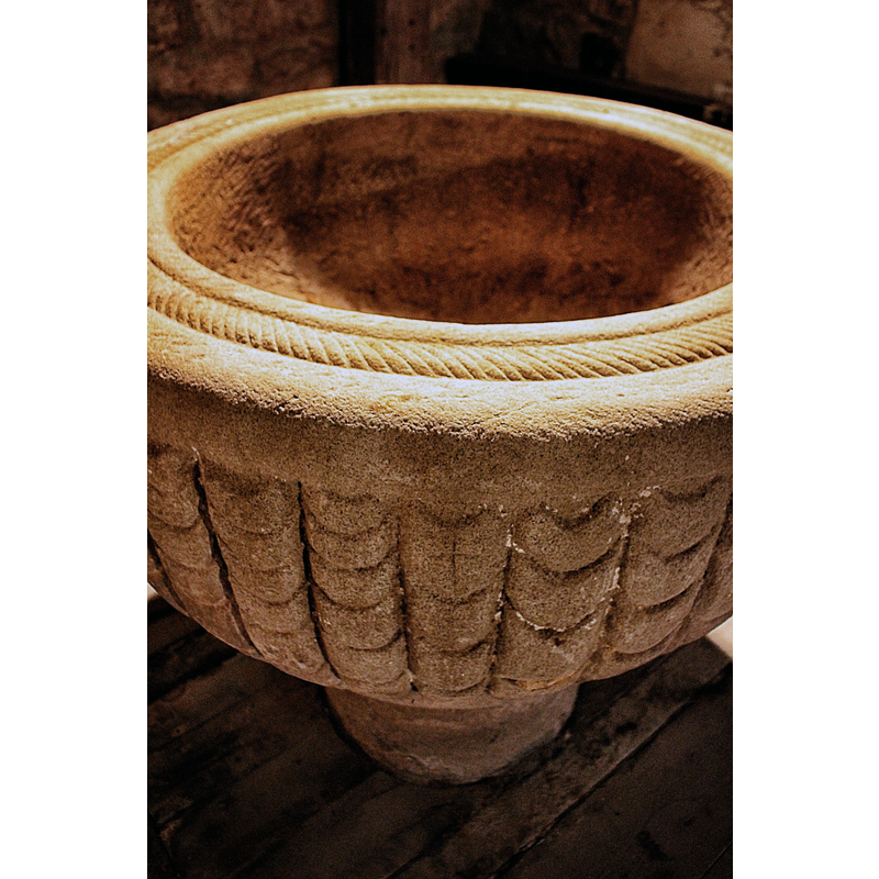the decoration of the upper rim surface is visible here