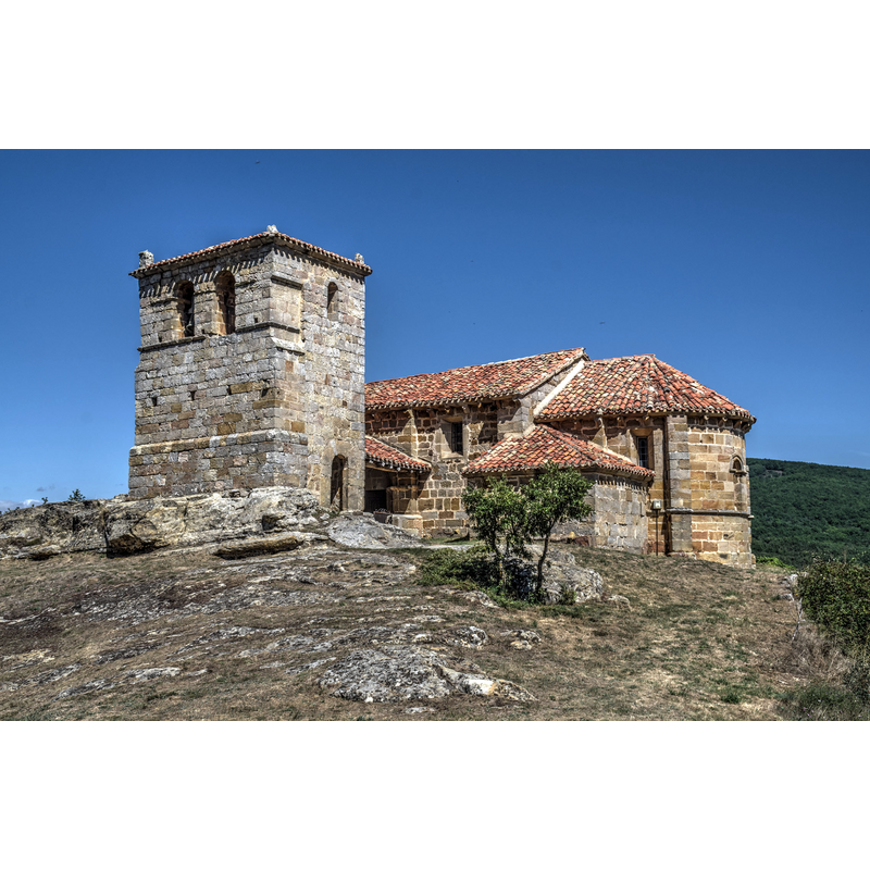 Source caption: "Iglesia románica de Santa Leocadia, en Castrillo de Valdelomar (Cantabria, España. Esta iglesia, datada en el siglo XIII, está construida sobre una necrópolis con tumbas antropomorfas excavadas en la roca. Castrillo de Valdelomar se encuentra en el municipio de Valderredible, en el sur de Cantabria."