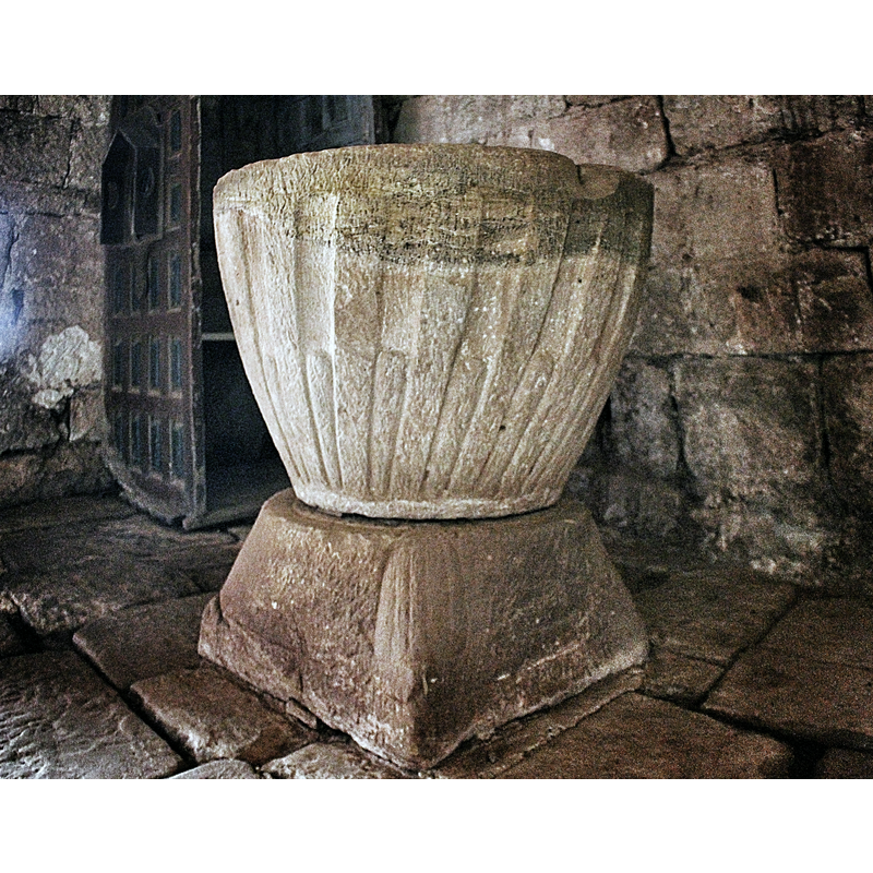 this is a very odd design, with the basin and base not matched [cf. Image FileName No.1210221009]