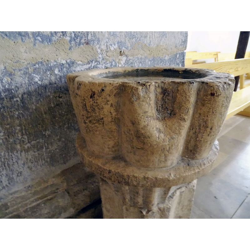 very broad ribs; notice the large notch carved out of one of the ribs, as if it had been made wo accommodate and anchoring for the lock of a cover