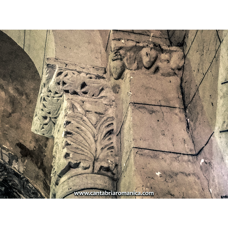 Source caption: "Capitel derecho del arco triunfal de la Iglesia de Santa María la Mayor de Navamuel. Motivos vegetales en el capitel y cabezas humanas muy desgastadas en el cimacio."