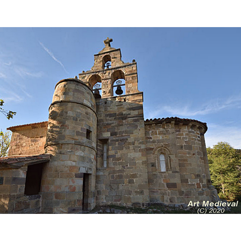 Source caption: "Su iglesia, que data de finales del siglo XII o comienzos del XIII, fue construida con sillares bien tallados y dispuestos en hileras regulares. Está formada por una sola nave, que termina en un ábside semicircular, precedido de un corto tramo presbiteral."