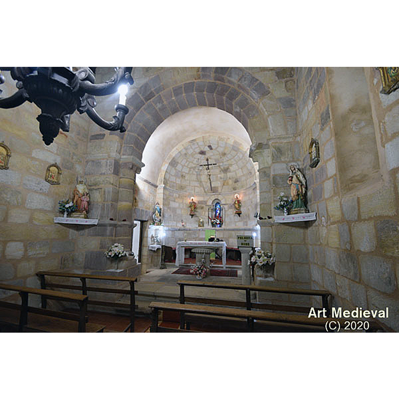 Source caption: "El arco triunfal es doble y de medio punto. El arco interior descansa en dos columnas, con capiteles decorados con motivos vegetales muy simples y bolas encapuchadas."