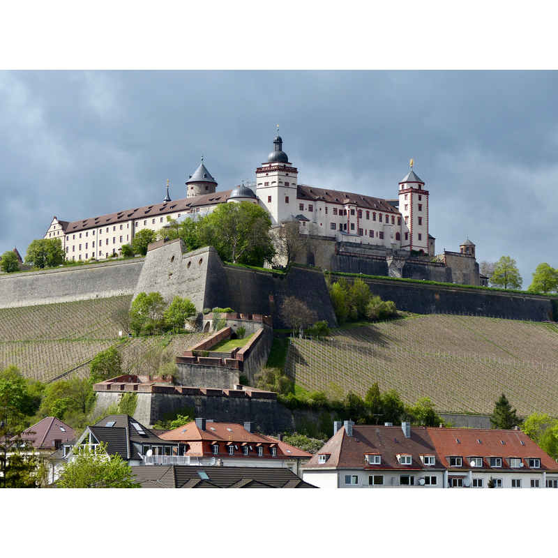 Source caption: "Würzburg: Blick auf die Festung Marienberg"