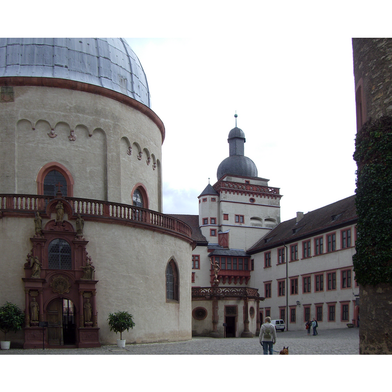 Source caption: "Würzburg, Festung Marienberg, Teilansicht im Inneren der Festung"