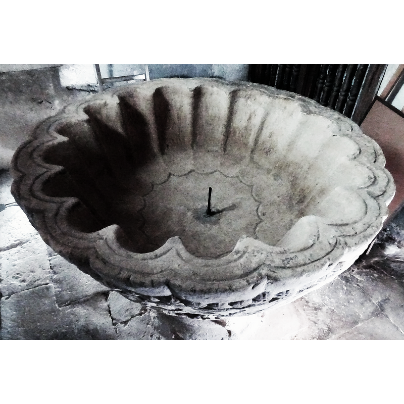 all around the upper surface of the rim, following the contour of the ribbing