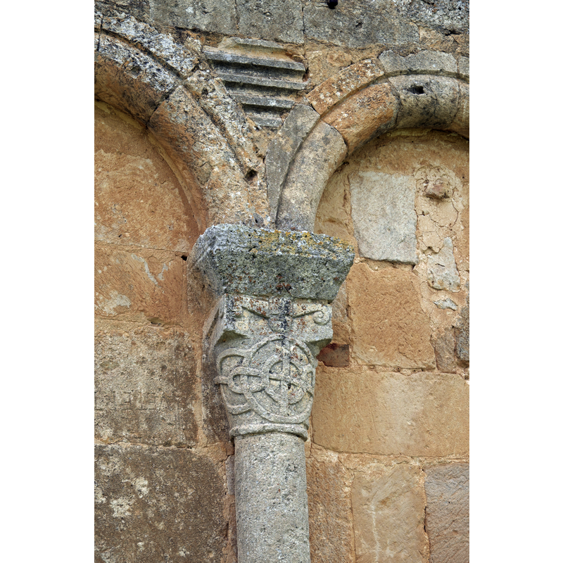 Source caption: "Ermita del Santo Cristo de San Sebastián in Coruña del Conde in der Provinz Burgos (Kastilien-León/Spanien), Säule mit Kapitell an der Ostwand der Apsis"