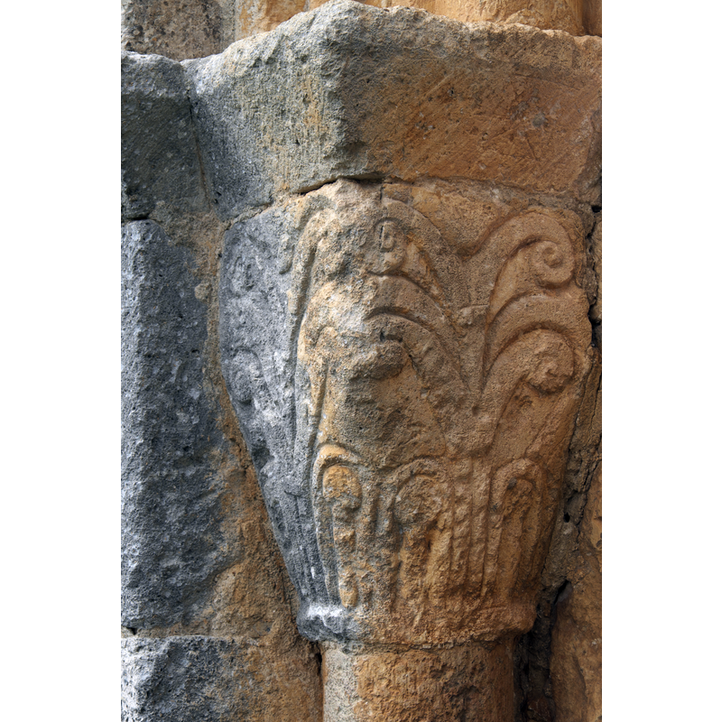 Source caption: "Ermita del Santo Cristo de San Sebastián in Coruña del Conde in der Provinz Burgos ((Kastilien-León/Spanien), Kapitell am Rundbogenportal an der Südseite"