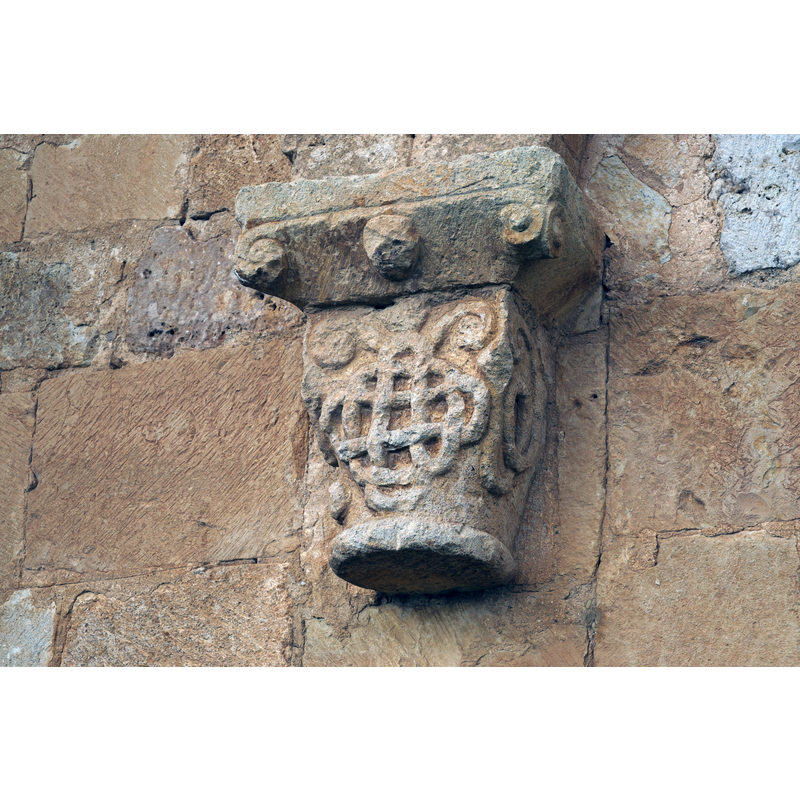 Source caption: "Ermita del Santo Cristo de San Sebastián in Coruña del Conde in der Provinz Burgos ((Kastilien-León/Spanien), Kapitell an der Südseite der Apsis"