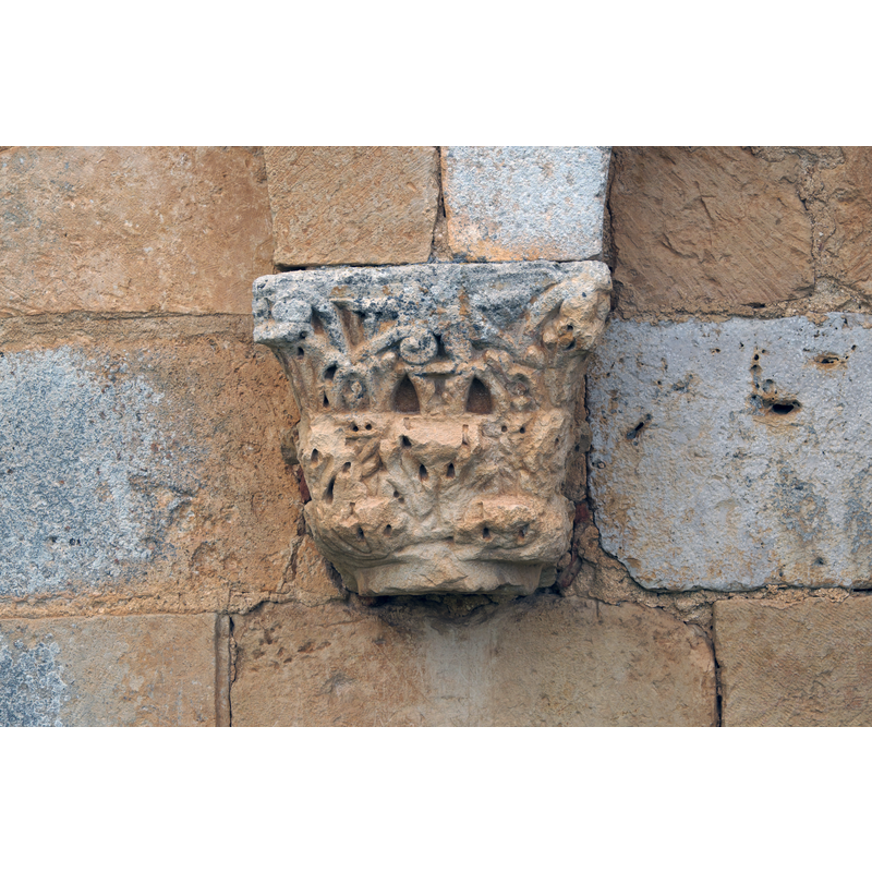 Sourrce caption: "Ermita del Santo Cristo de San Sebastián in Coruña del Conde in der Provinz Burgos (Kastilien-León/Spanien), wiederverwendetes römisches Kapitell an der Nordseite der Apsis"