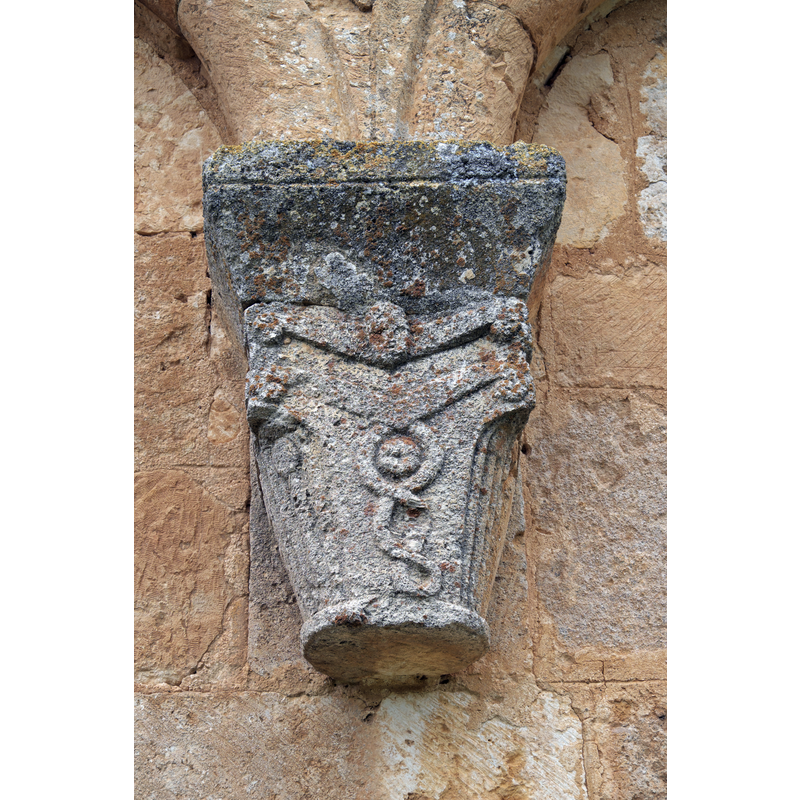 Source caption; "Ermita del Santo Cristo de San Sebastián in Coruña del Conde in der Provinz Burgos (Kastilien-León/Spanien), Kapitell an der Ostwand der Apsis"