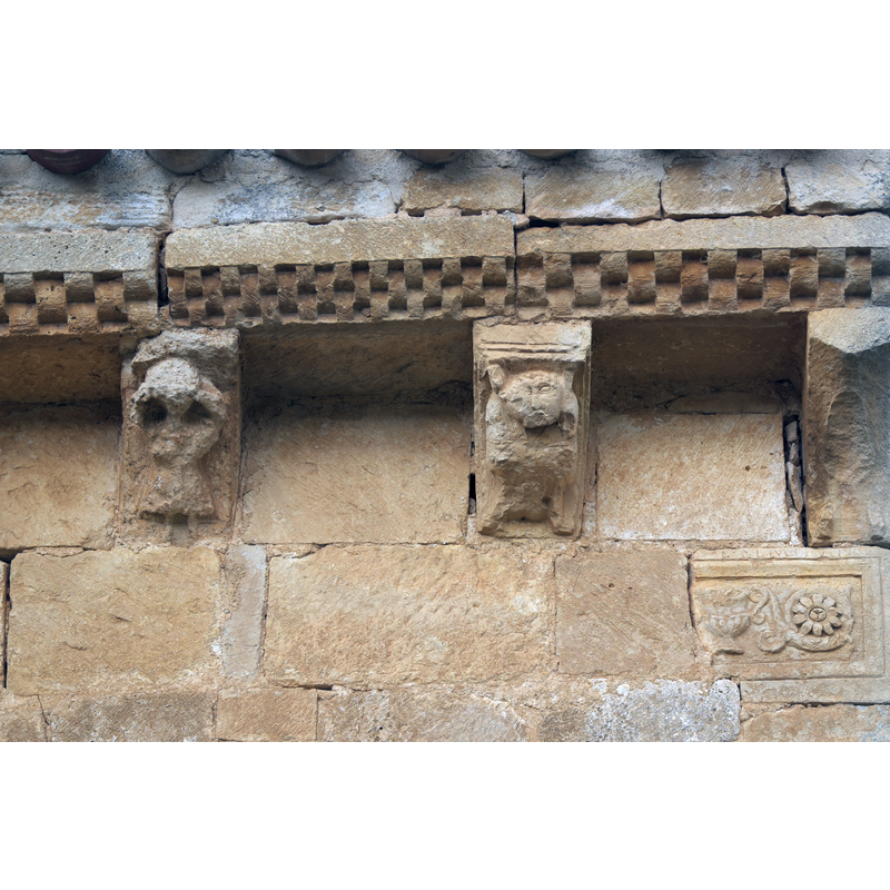 Source caption: "Ermita del Santo Cristo de San Sebastián in Coruña del Conde in der Provinz Burgos ((Kastilien-León/Spanien), Kragsteine und Spolie" -- some of the expolia re-used in this church probably came from the nearby site of the former Roman city of Clunia Sulpitia