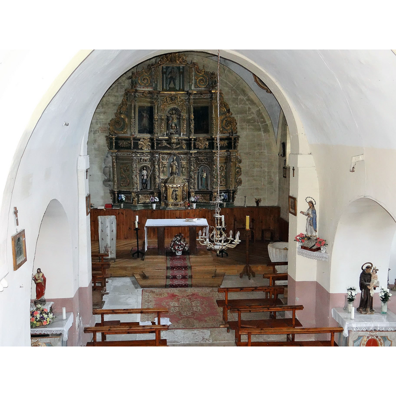 the font is partially visible inside the chancel, right [south] side