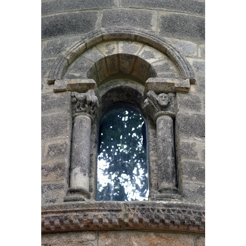 Source caption: "Ehemaliges Kloster Santa Cristina de Ribas de Sil (Parada de Sil) in der spanischen Provinz Ourense (Galicien), Fenster der Apsis, Gesims mit Röllchenfries"