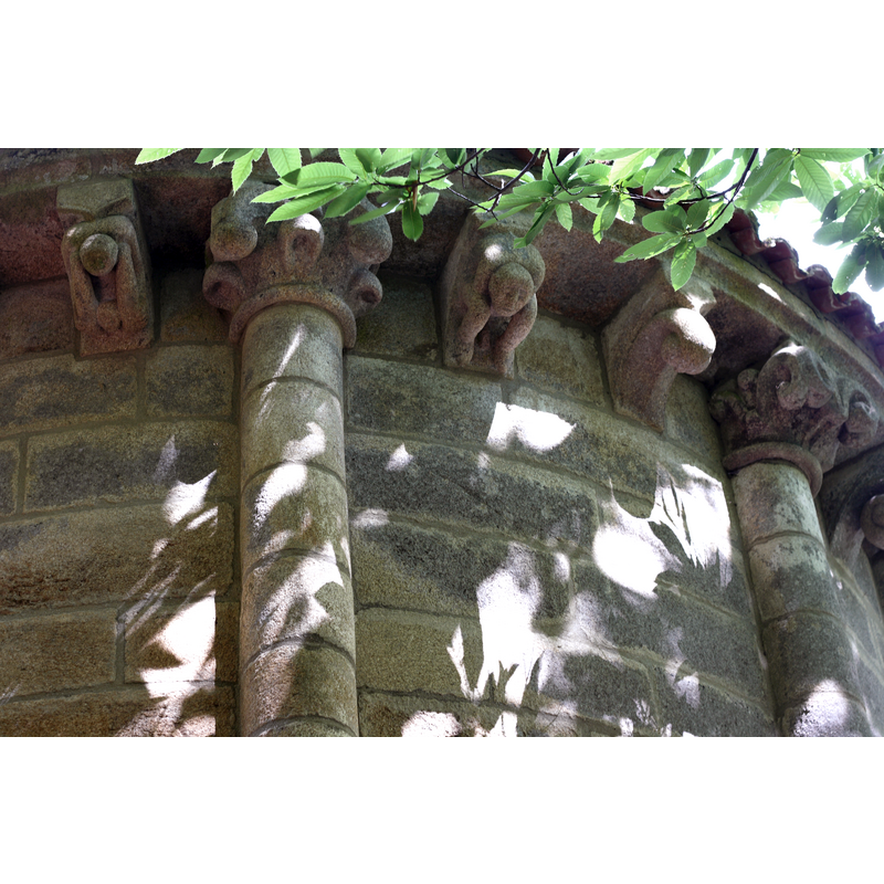 Source caption: "Ehemaliges Kloster Santa Cristina de Ribas de Sil (Parada de Sil) in der spanischen Provinz Ourense (Galicien), Apsis mit Kragsteinen"