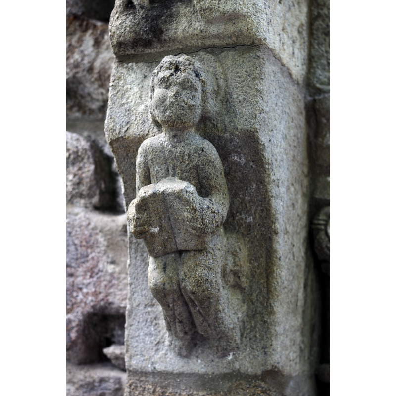 Source caption: "Ehemaliges Kloster Santa Cristina de Ribas de Sil (Parada de Sil) in der spanischen Provinz Ourense (Galicien), skulptierte Konsole (mocheta)am Portal, Darstellung: menschliche Figur mit Buch" [NB: the arch on which this sculpture fits is not part of the present church, but of the remaining structures of the monastery]