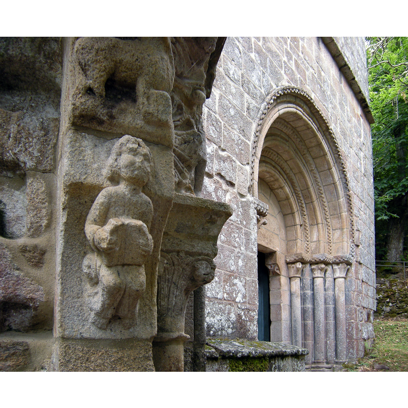 Source caption: "Detalle de un personaje sedente con un libro abierto en la portada de entrada al monasterio." [NB: the arch on which this sculpture fits is not part of the present church, but of the remaining structures of the monastery]