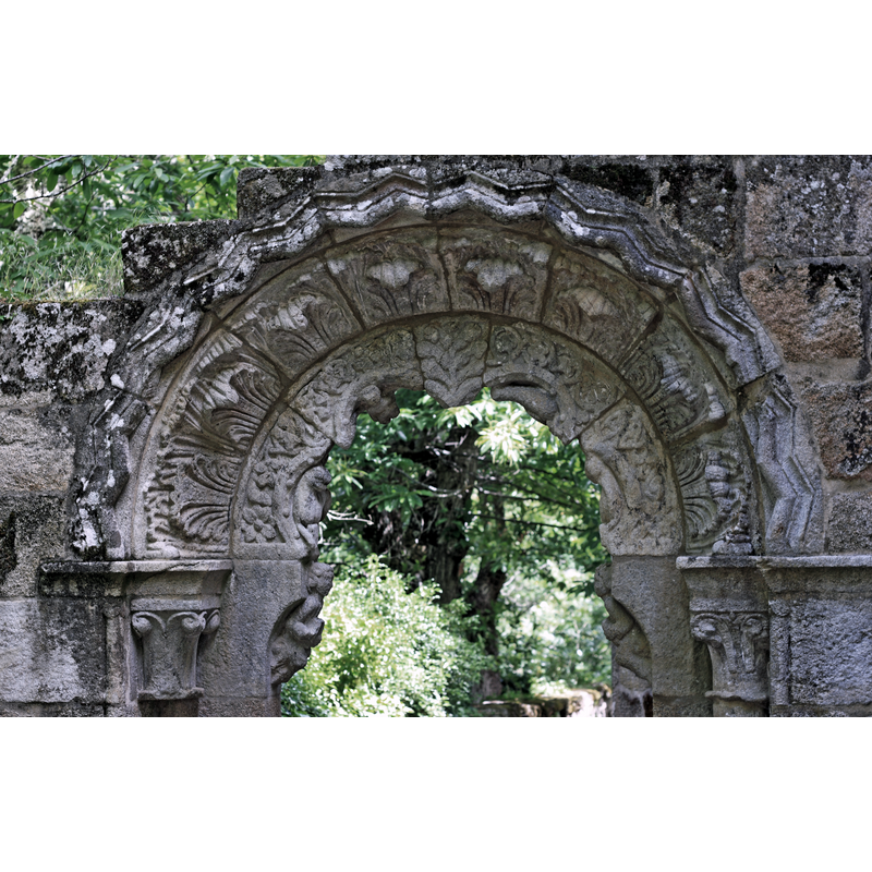 Source caption: "Ehemaliges Kloster Santa Cristina de Ribas de Sil (Parada de Sil) in der spanischen Provinz Ourense (Galicien), romanisches Zackenportal"
