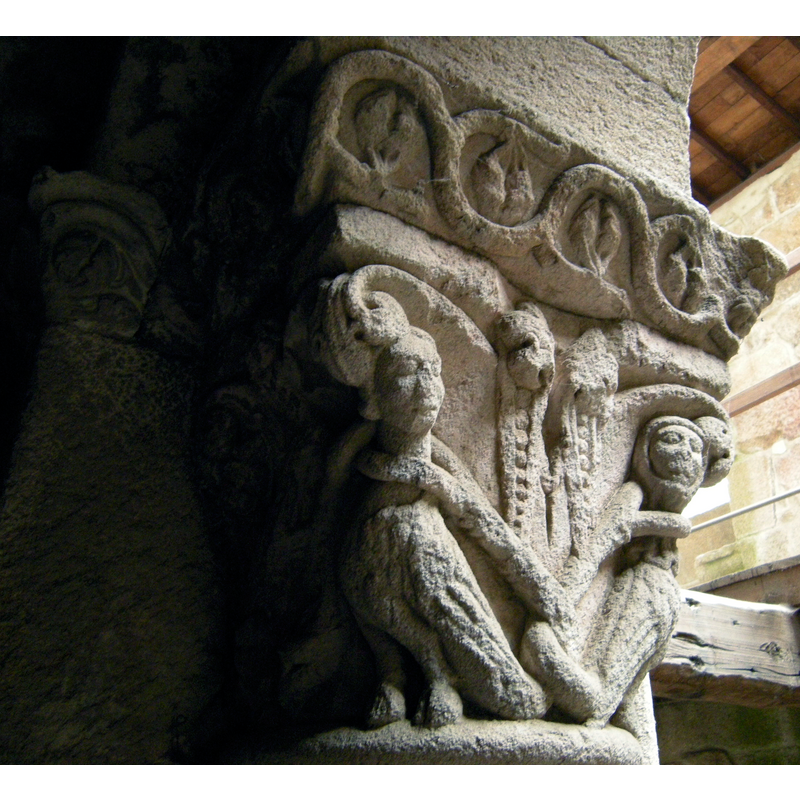 Source caption: "Uno de los capiteles ubicados en el habitáculo utilizado como locutorio por los monjes, situado en la base de la torre campanario."