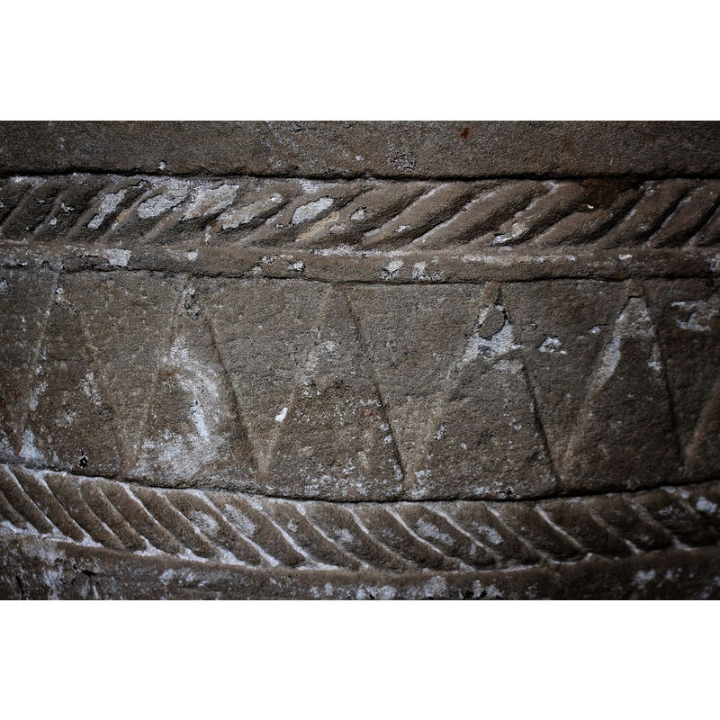 a very thin moulding seen here between the teeth of the upper band of saw-tooh pattern and the upper rope moulding