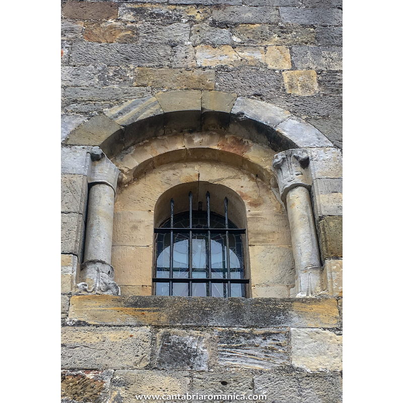 Source caption: "La ventana del hastial tiene columnas de capiteles dobles, uno de ellos reutilizado como basa."
