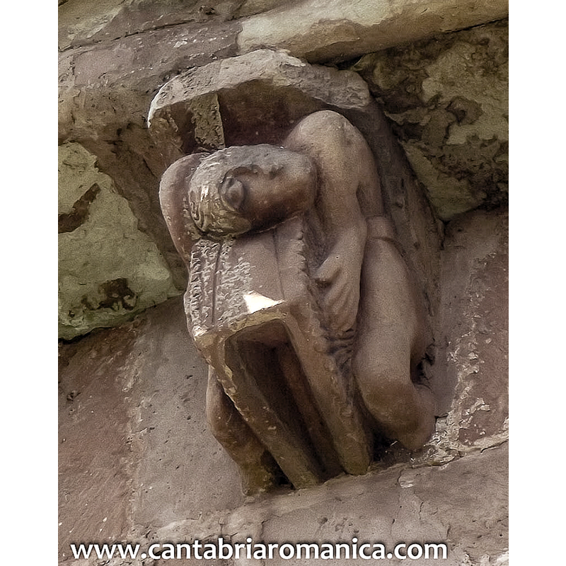 Source caption: "Las cornisas del presbiterio y el ábside están totalmente recorridas por canecillos figurados de tremenda calidad, cinco a cada lado del presbiterio y catorce en la circunferencia del ábside. Iconográficamente son una maravilla, tanto por su variedad como por su estado de conservación."