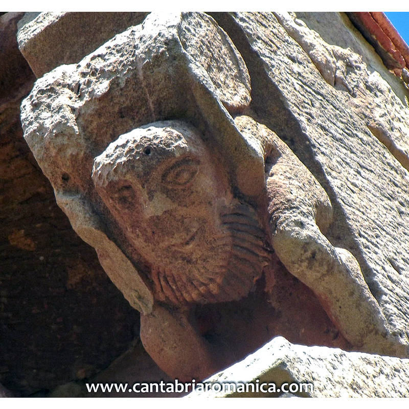 Source caption: "Las cornisas del presbiterio y el ábside están totalmente recorridas por canecillos figurados de tremenda calidad, cinco a cada lado del presbiterio y catorce en la circunferencia del ábside. Iconográficamente son una maravilla, tanto por su variedad como por su estado de conservación."