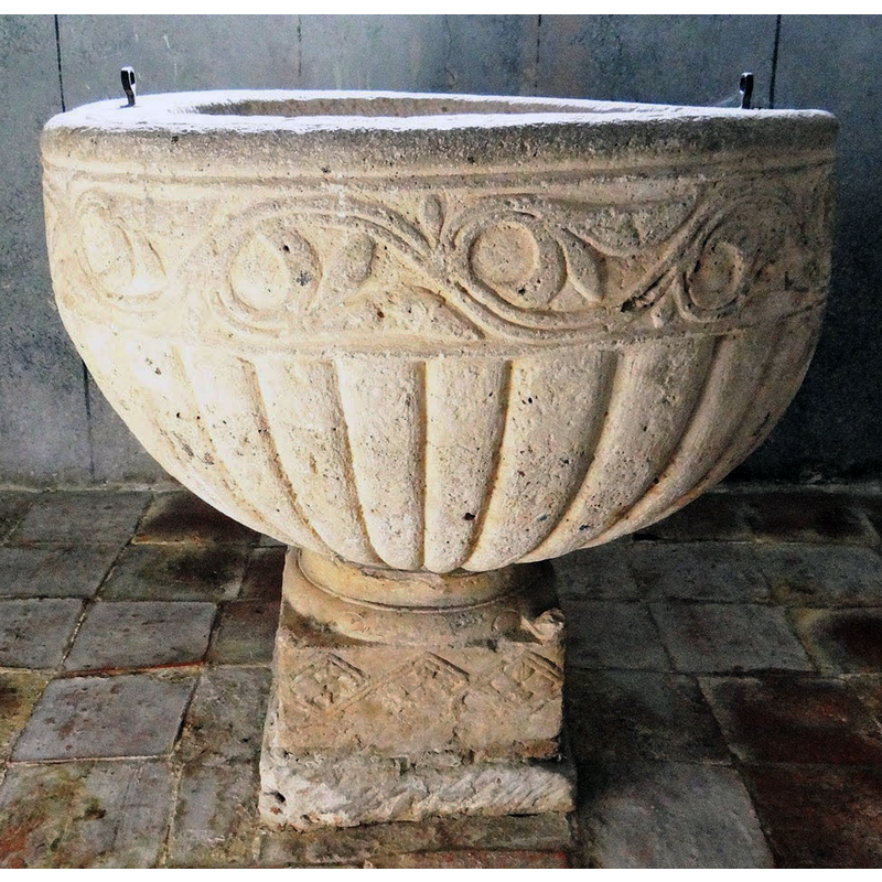 the view shows the irregularity at the upper rim