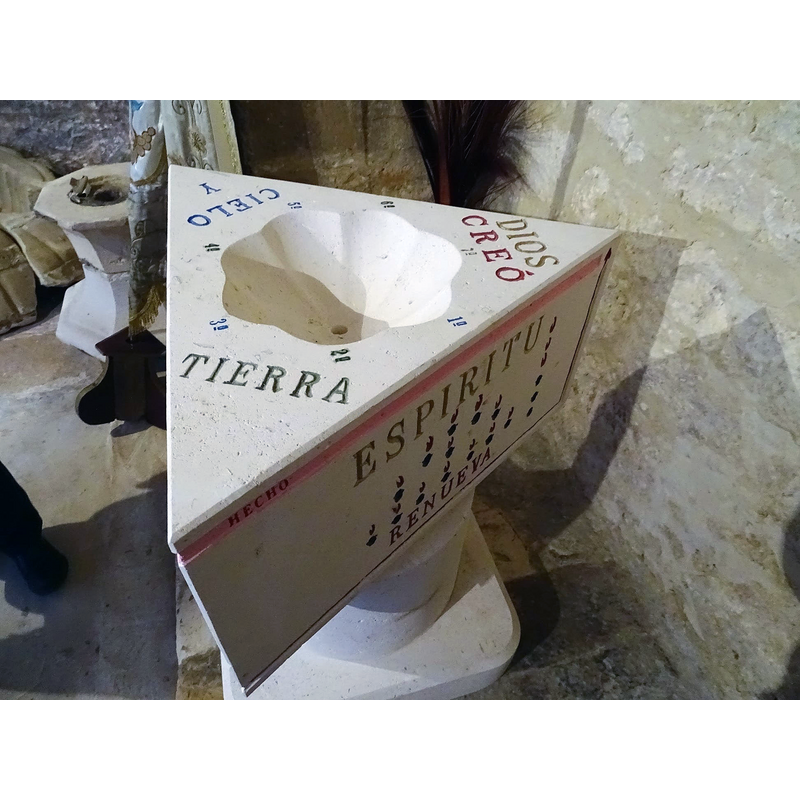 the new font designed by the parish priest ca. 2013 and executed by the Burgos stone mason Jorge Ortega [cf. FontNotes]