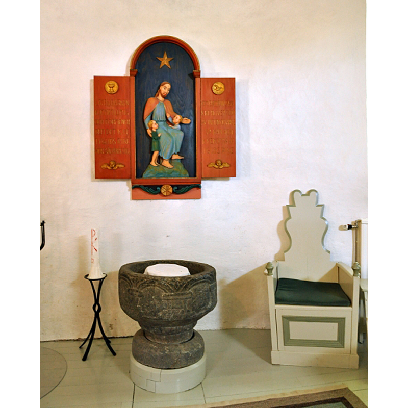 Source caption; "Dopfunt i täljsten från före 1250 nedanför en trärelief av Erling Valldeby från 1955"