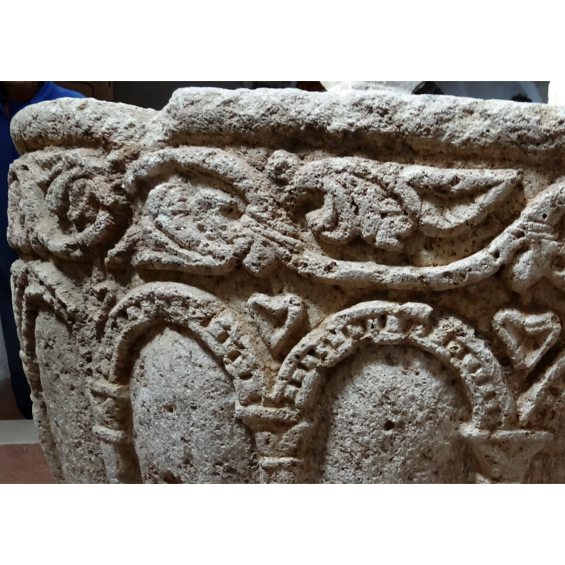 notice the damage to the upper rim, characteristic of the stone being splitted by a metal staple from a former cover anchoring