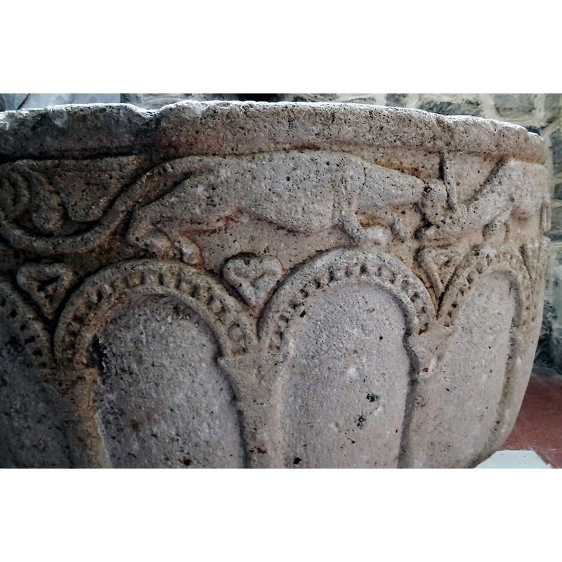 a scene in which two quadrupeds are engaged -- Valle Barreda [cf. FontNotes] suggests a feline attacking a deer
